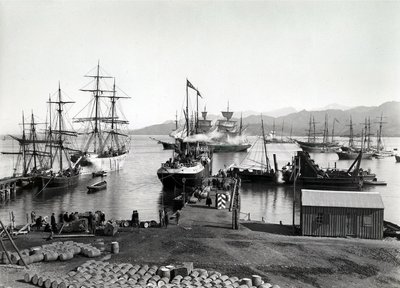 Embarcaciones en el Neva, San Petersburgo, c.1880 de Russian Photographer